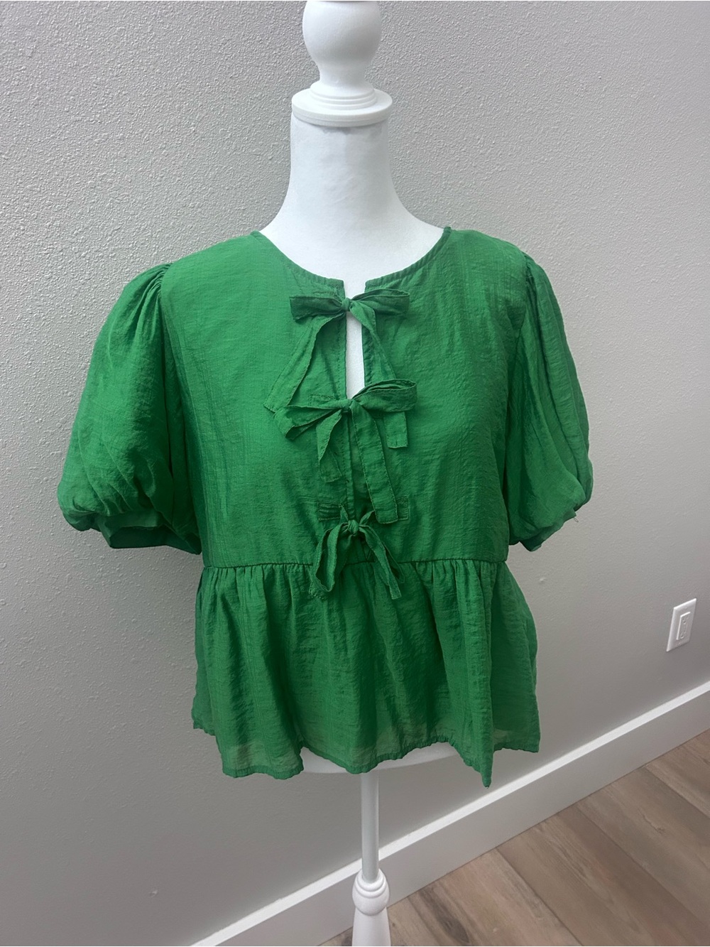 JODIFL Emerald Green Tie-Front Puff Sleeve Peplum Blouse
